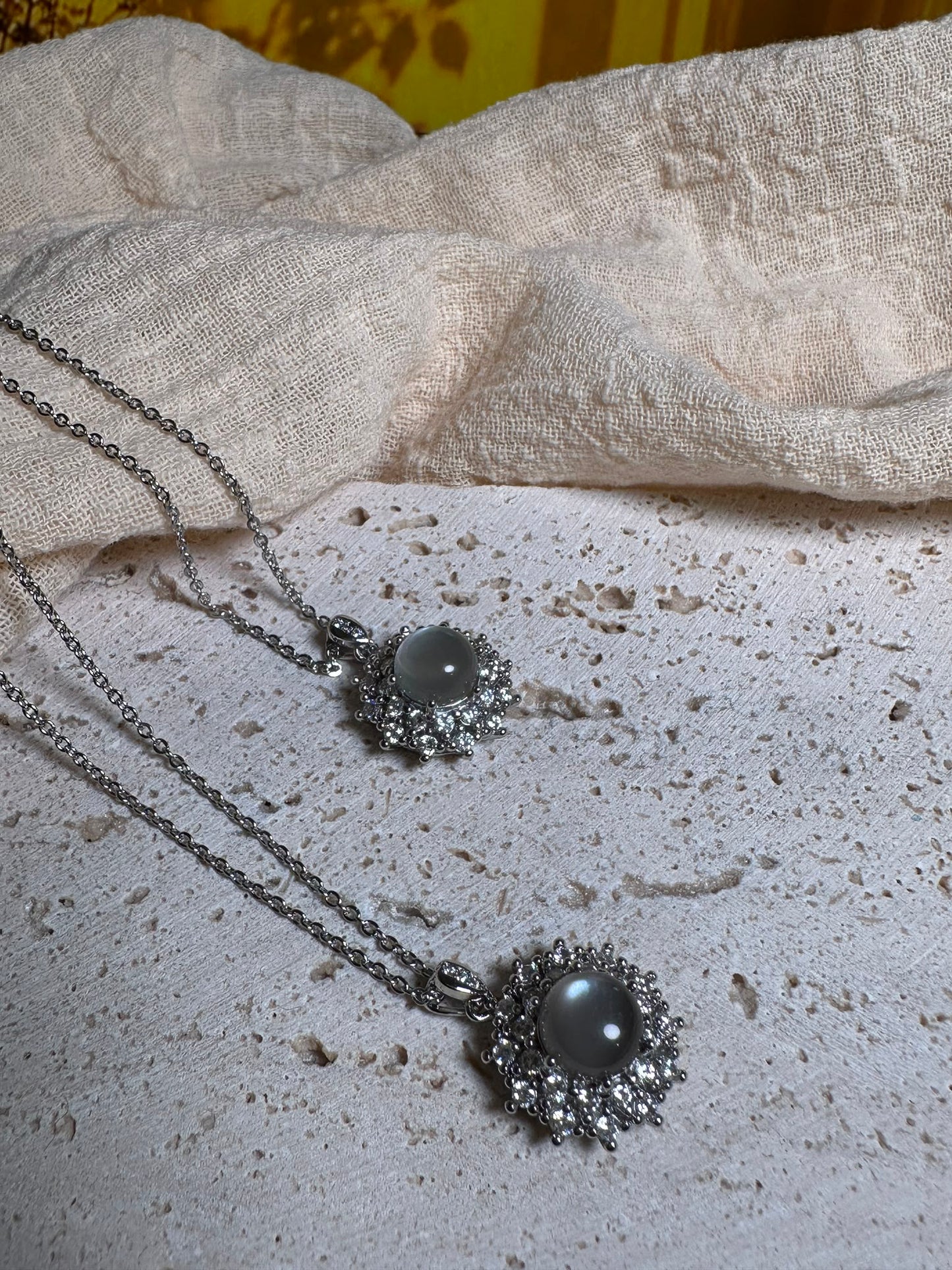 Collana in pietra di luna grigia