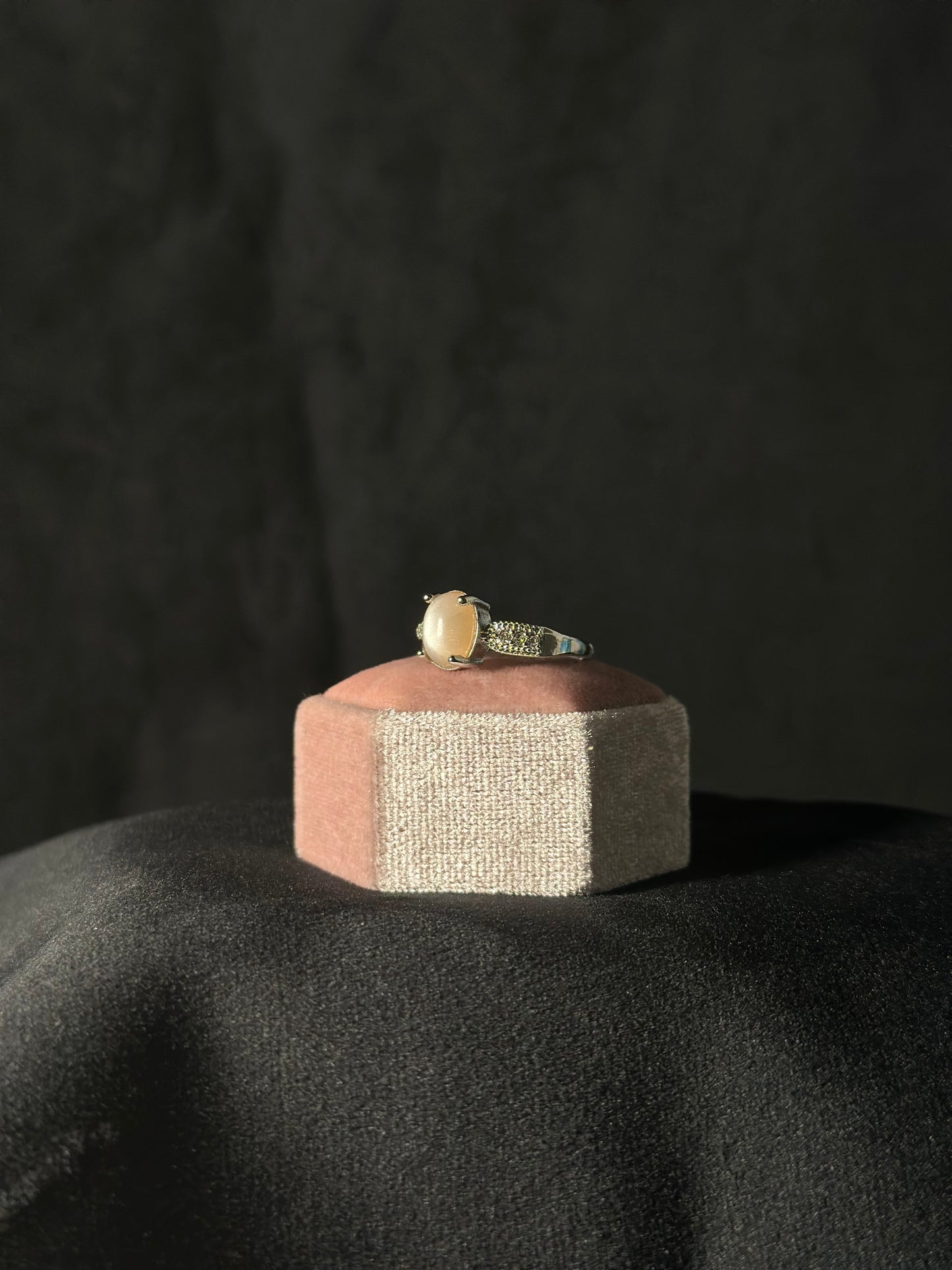 Anello Pietra di Luna pesca - Femminilità e Armonia