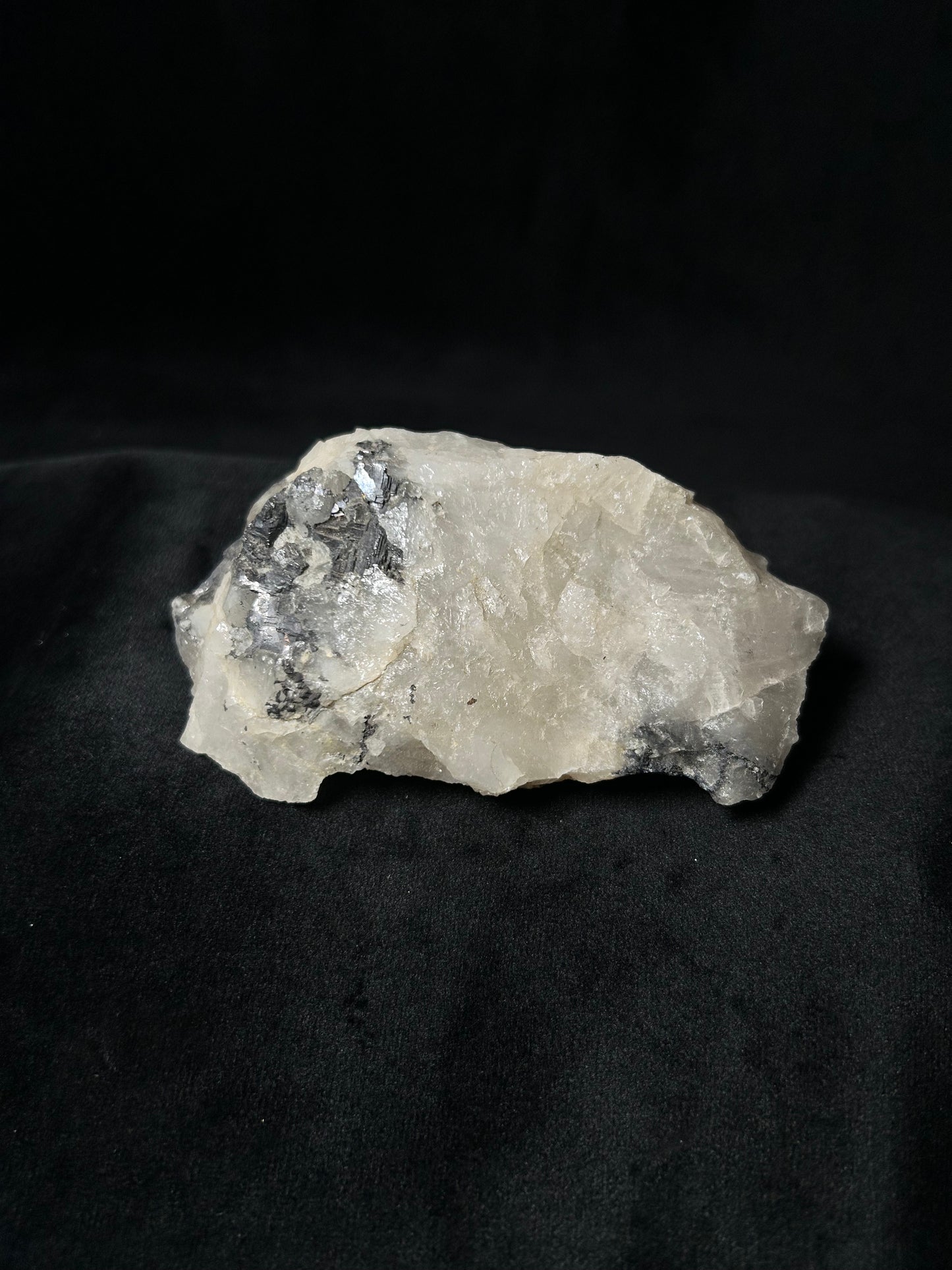 Quarzo Latteo con Inclusioni di Ematite Naturale – Pezzo Unico