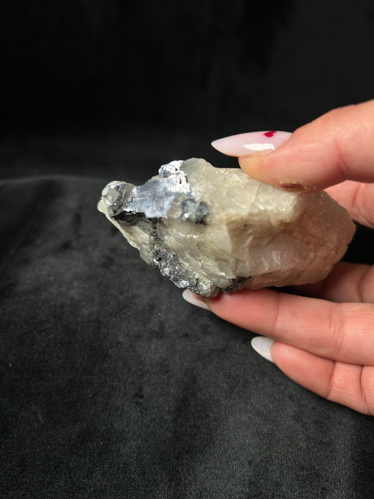 Quarzo Latteo con Inclusioni di Ematite Naturale – Pezzo Unico