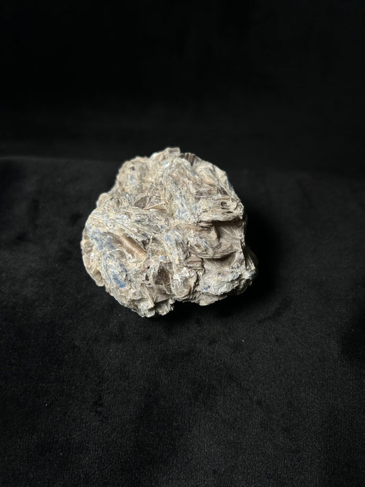 Mica Grezza con Inclusioni di Cianite – Pezzo Unico