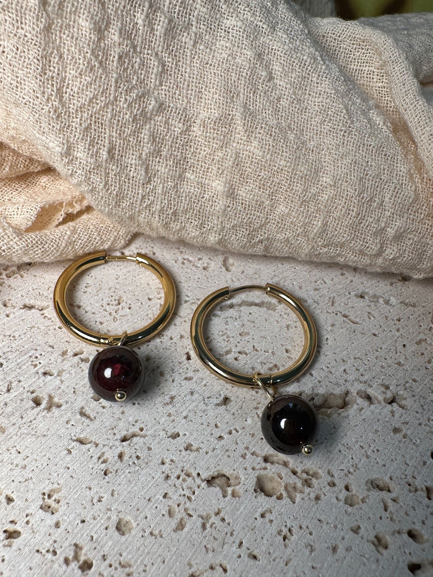 Orecchini a Cerchio con Granato Rosso (acciaio gold)