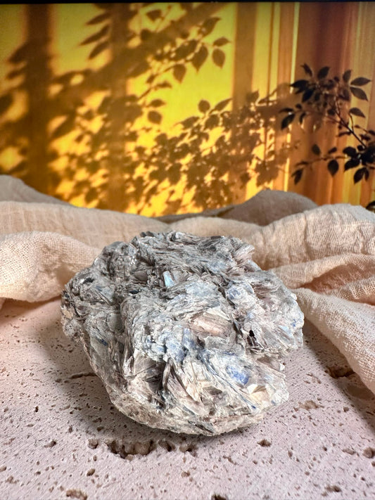 Mica Grezza con Inclusioni di Cianite – Pezzo Unico