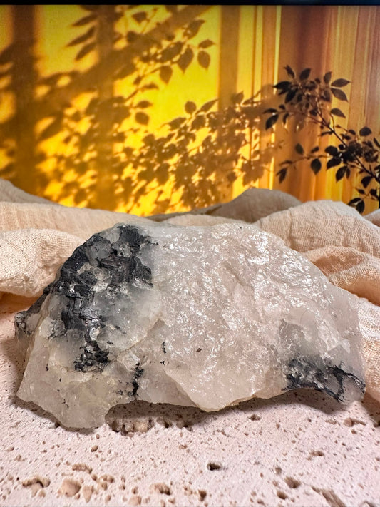Quarzo Latteo con Inclusioni di Ematite Naturale – Pezzo Unico