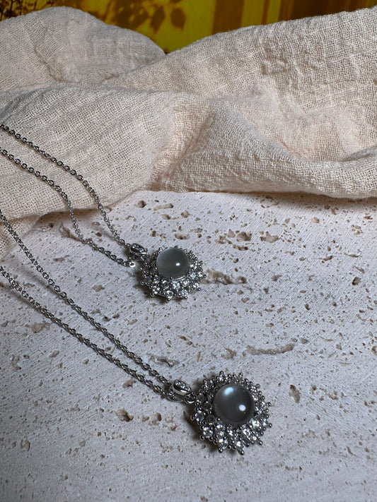 Collana in pietra di luna grigia