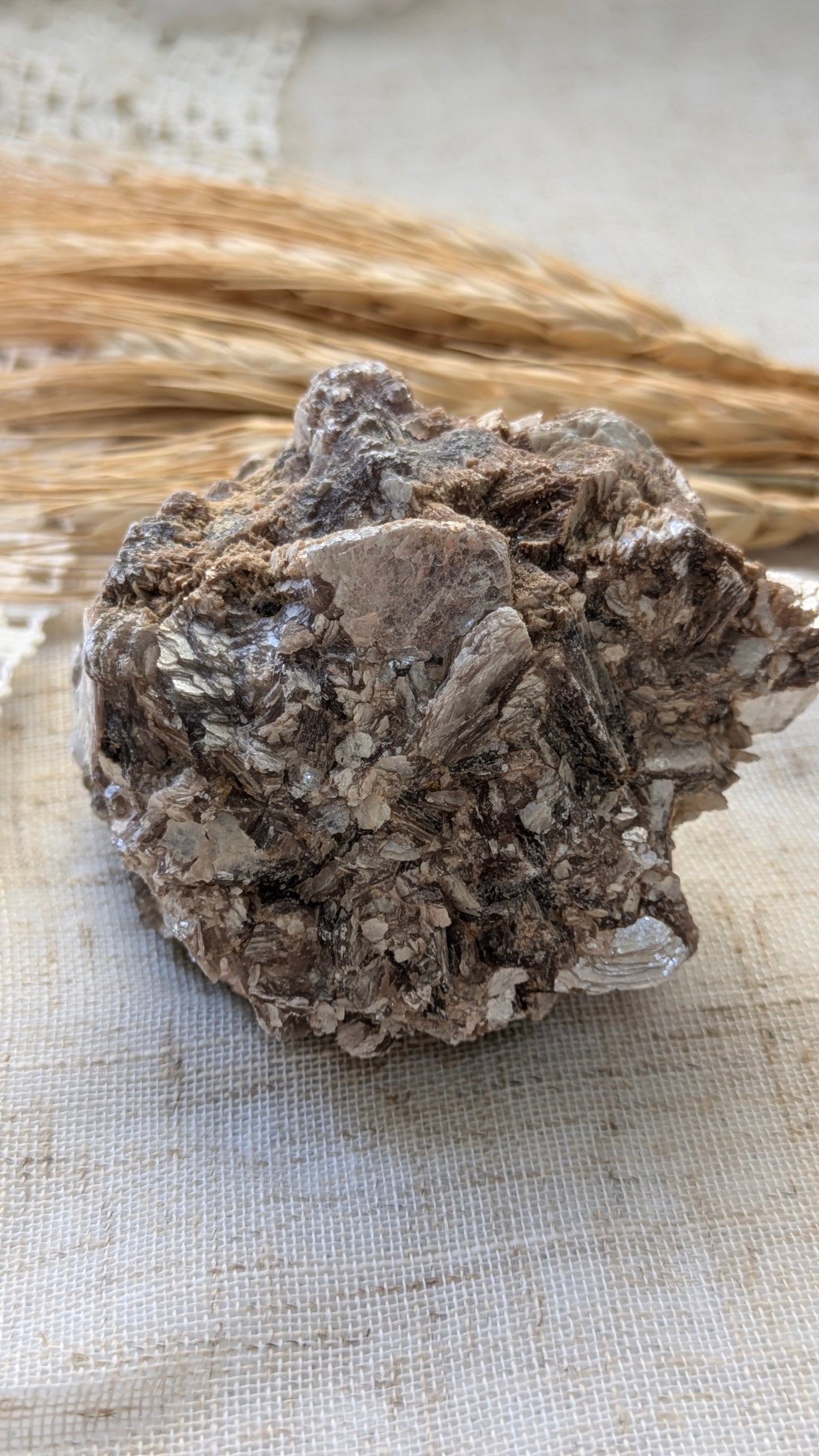 Lepidolite mica Grezza