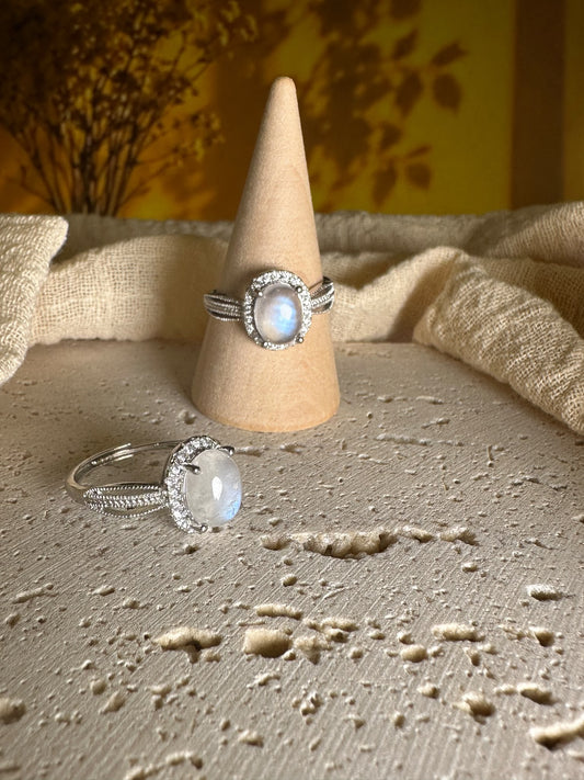Anello pietra di luna | Energie femminili